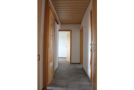 schöne 3-Raum-Wohnung mit Einbauküche, komplette Möbel möglich - Hohenstein-Ernstthal