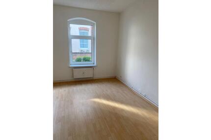 2-Zimmer-Wohnung mit Laminat, Tageslichtduschbad, EBK mgl. - Papendorf