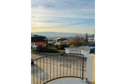 Helle 3-Zimmer-Wohnung, frisch renoviert mit Balkon und Garage - Mosbach