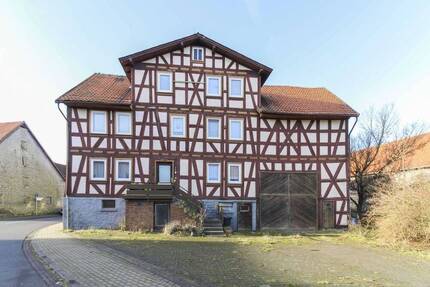 Charmantes Fachwerkhaus inkl. Scheune mit eigenem Garten im Zentrum von Windhausen - Feldatal