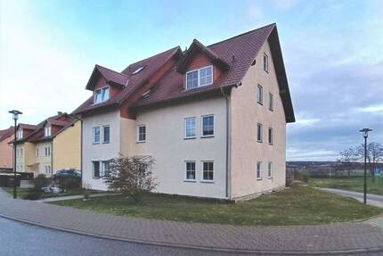Wohnen mit Weitblick, charmante 3-Raum-Maisonettewohnung im Dachgeschoss mit Balkon! - Naumburg Eulau