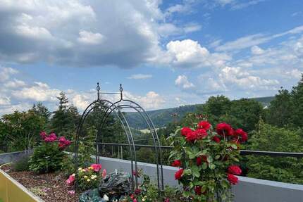 4-Zimmer-Terrassenwohnung mit riesiger 90 m² Terrasse, Garage & Reihenhaus-Charakter - Lahnstein Lahnstein auf der Höhe