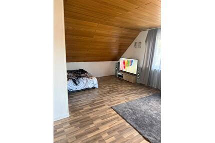 Helle 3-Zimmer-Dachgeschosswohnung (90 m²) mit EBK & Top-Zentral - Neustadt (Hessen)