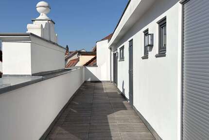 Wohnung zum Mieten in Zwickau 2.400,00 € 360 m²