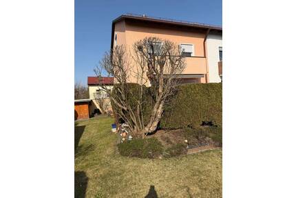 Reiheneckhaus mit schönem Eck-Grundstück und Pkw-Garage in begehrten Wohnlage - Weiden in der Oberpfalz Moosbürg