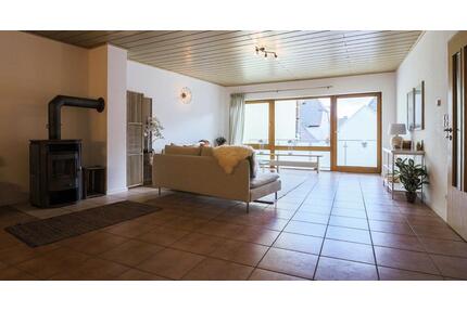 Renoviertes Einfamilienhaus mit 2 WerkstattGaragen & Balkon - Albersweiler