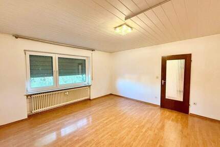Provisionsfrei! Freie und helle 1-Zimmer-Wohnung im 1.Obergeschoss in nettem MFH in Nürnberg Katzwang