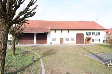 Ehemaliges Bauernhaus mit Tenne und Maschinenhalle in Ettringen