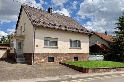 Freistehendes Einfamilienhaus mit großem Garten,Garage&neuem Dach - Schwalbach