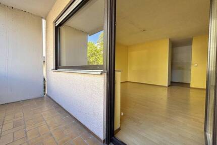 Sanierungsbedürftige Zwei-Zimmer-Wohnung mit Balkon - Weinheim