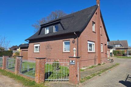 Einfamilienhaus mit Poolhaus und Garagen in Loissin nahe Greifswald
