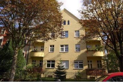 vermietete Altbauwohnung mit Balkon - Berlin Lichterfelde