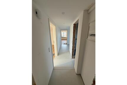 Kernsanierte 2 Zimmer DG-Wohnung mit Garage, Stellplatz & Keller - Wathlingen