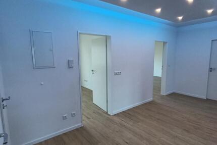 Renovierte 4-Zi.-Wohnung in Augsburg: Balkon, TG-Stellpl., Küche