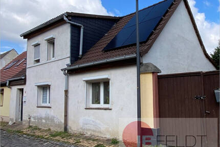 Der Anfang ist schon gemacht: Teilsaniertes Wohnhaus mit voll ausgebautem Dachgeschoss - Bitterfeld