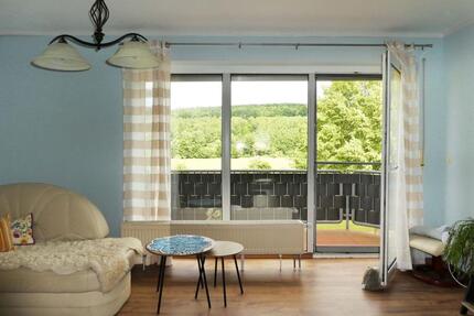 AUMÜLLER-Immobilien - Freundliche 3-Zi-DG-Wohnung in ruhiger Lage, mit großem Balkon und Gäste-WC - Brachttal