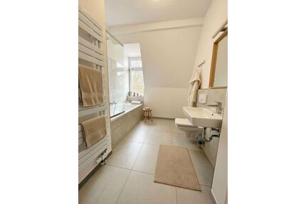 Neu! Großzügige 2-Raum-Wohnung mit neuer Einbauküche I Tageslichtbad mit Wanne I Abstellraum - Dresden Cotta