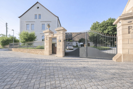 Wohn- und Hofensemble mit Herrenhaus, Scheunen und großem Grundstück im Dorfkern von Loitsch - Zeitz