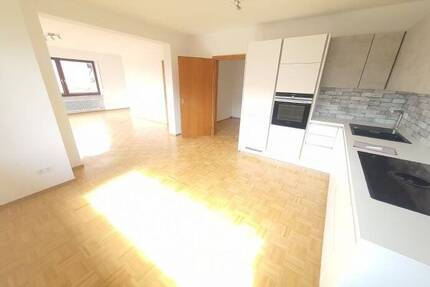 Ruhige, großzügige und helle Wohnung Großer Balkon, moderne Einbauküche und Badewanne - Amberg