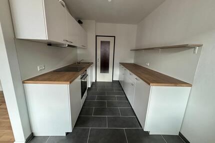 Sanierte 2-Zimmer-Wohnung Stadt EBK, Balkon, Aufzug, Wanne - Kiel