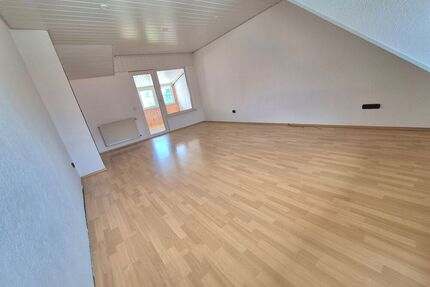 Bezugsfreie 2-Zimmer-DG-Wohnung (71 m²) mit Winterbalkon & Stellplatz in Walldorf - Mörfelden-Walldorf
