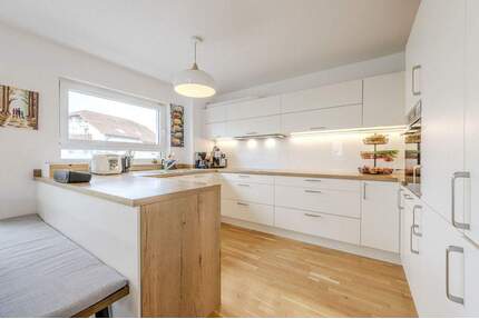 Neuwertige 4-Zimmerwohnung: Wohnen wie im eigenen Haus mit zwei Gärten - Stuttgart / Hofen