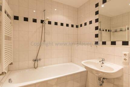 Balkon - offene Küche - Badewanne - Laminat | 3-Zimmer-Wohnung Plauen Haselbrunn