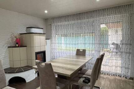 Modernisiertes Reihenbungalow in Bad Dürrheim – Wohnen auf einer Ebene mit Garten und Kamin