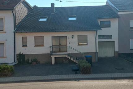 Großzügiges Einfamilienhaus mit Garage und Garten von Privat - Überherrn