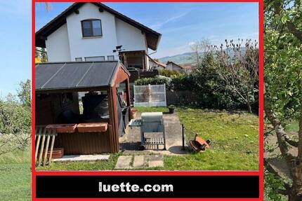 Attraktives Einfamilienhaus in sonniger, ruhiger Sackgassenlage am Ortsrand - mit 2 Garagen, Carport und separater 2-... - Horheim