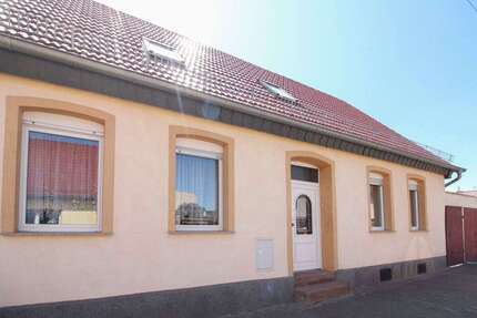 Haus zum Kaufen in Wettin-Löbejün 45.000,00 € 112.47 m²