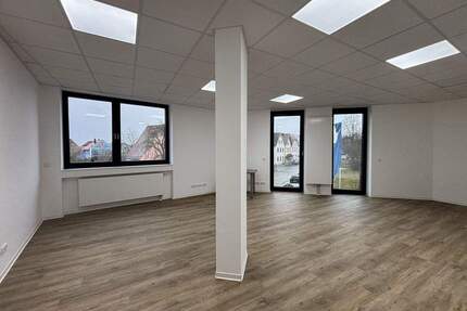 Erstbezug: Moderne Bürofläche 134 m² in Höchstadt Mitte, verschiedene Dienstleistungen möglich, Parken direkt vor der Tür - Höchstadt a.d.Aisch