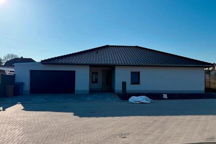 Bungalow mit Doppelgarage und großzügiger Terrasse - Bördeland