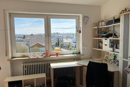 Traumhafte 4-Zimmer-Wohnung mit Kamin, EBK & 1000 m² Gartenanteil - Triftern