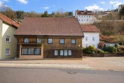 Wohnen, Arbeiten, Entwickeln in Zentrumslage nahe Hochschule: Wohnhaus mit Einliegerwohnung u. sep. Gebäude - Grundstück 2839qm + Wohn- Nutzfl. 598qm - Furtwangen im Schwarzwald Stadtgebiet