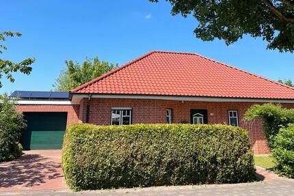 Winkelbungalow mit Erdwärme, PV auf Garage & überdachte Terrasse - Itzehoe
