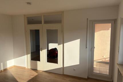 Alles NEU renov. 3-Zi.-Wohnung im Erdgeschoss zu vermieten. Balkon + neues Bad + Gäste WC - Coburg