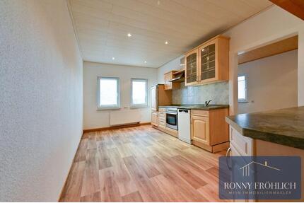 XL 5-Raum-Wohnung in Lauter-Bernsbach mit Einbauküche + Kaminofen und wirklich viel Platz zu Mieten