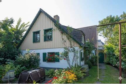 Wohnhaus mit viel Potenzial - 435.000,00&nbsp;EUR Kaufpreis, ca.&nbsp; 170,00&nbsp;m&sup2;&nbsp;Wohnfl&auml;che in Born a. Darß (PLZ: 18375)