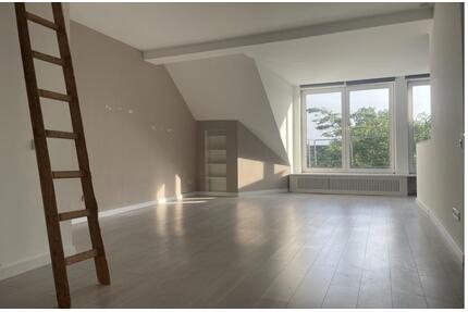 Befristet für 3 Jahre - 3 Zi Dachgeschosswohnung mit Terrasse - Düsseldorf Niederkassel