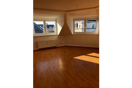 Helle, geräumige 2-Raumwohnung mit EBK und Tageslichtbad im Dachgeschoss - Chemnitz