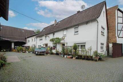 Vielseitiges Mehrfamilienhaus mit Scheune & 6 Garagen in ruhiger Sackgasse von Liederbach - Liederbach am Taunus