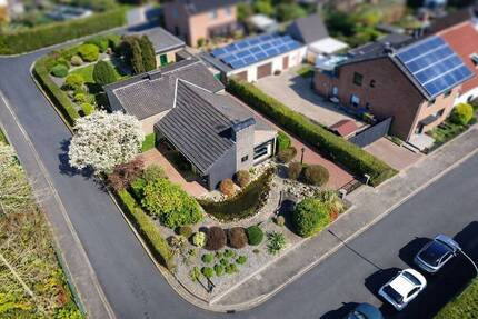 Markantes Split-Level Wohnhaus aus 1964 mit moderner Doppelgarage in schöner Lage von Goch