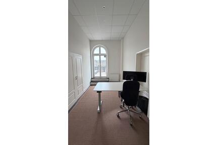 Büro in Hamburger City: 15 m² Büro mit 60 m² Rathaus-Terrasse!