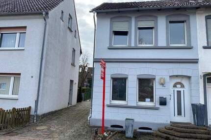 Doppelhaushälfte mit Doppelgarage und 2 Carports in zentraler Lage von Steinheim