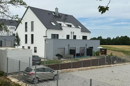 2 Zimmer Eigentumswohnung mit Stellplatz - Nittendorf