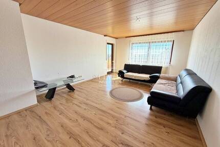 Attraktive 3 Zimmer Wohnung mit Balkon und Einzelgarage in Unterjettingen