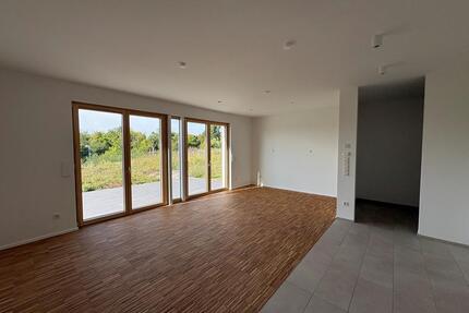 Neubau in Saarbrücken - Maisonettewohnung mit Terrasse und Stellplatz zu vermieten.