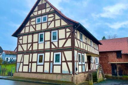 Historisches Fachwerkgehöft mit großer Scheune und Nebengebäuden - Niederaula
