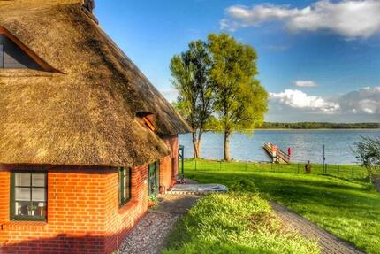 Exklusives Ferienhaus direkt am Schweriner See nahe Ostsee - am Badestrand mit Boot & Kanu - August 2026 frei - WLAN, Parkplatz privat - nur 20 Schritte zum Wasser - Ferienwohnung - Wismar Altstadt